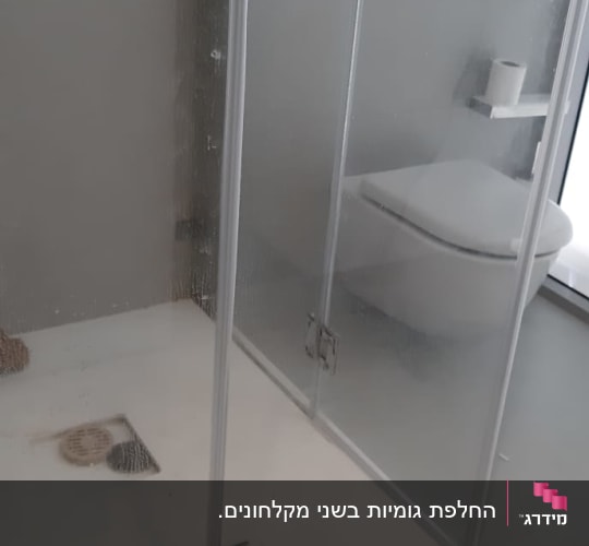 דלת זכוכית למקלחת עם ידית מתכת